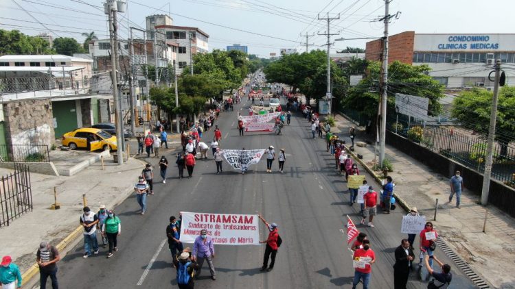 Sindicalistas marchan hacia Casa Presidencial en el Día Internacional del Trabajo. FOTO / Luis Umaña.