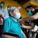 Vacuna anti COVID-19 ya está llegando a los hogares de salvadoreños con problemas de movilidad