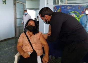 Pacientes del ISRI reciben vacuna contra la COVID-19