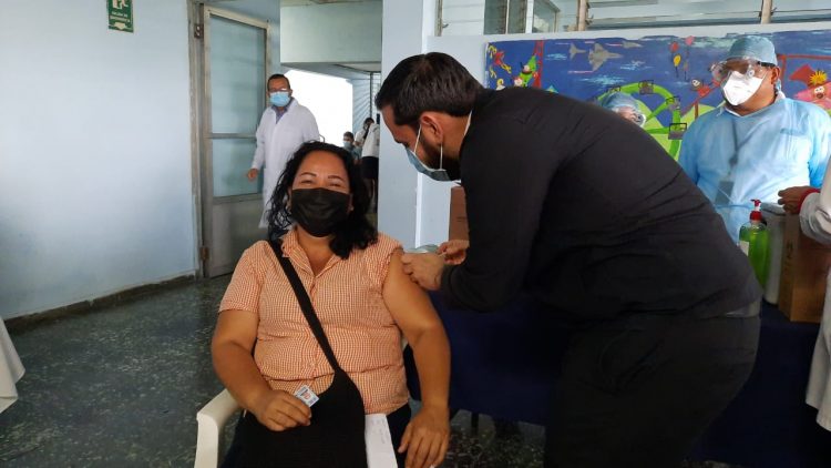 El ministro de Salud aplica la vacuna contra la COVID-19 a Neida Ayala, quien recibe terapias en el ISRI desde hace tres años. Foto: Boris Lozano/DES