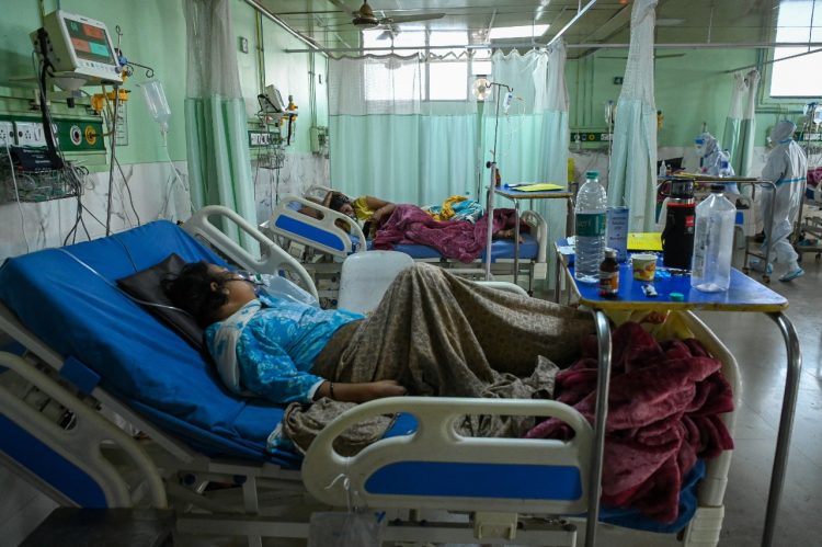 Ocupación. En la red hospitalaria nacional y temporal existen un 33 % pacientes moderados. Foto AFP.