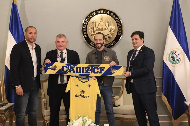 Los directivos del Cadiz Manuel Vizcaíno y Rafael Contreras, le entregaron al Presidente Nayib Bukele un regalo especial. Foto René Estrada.