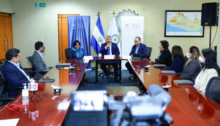 Personeros de Bandesal y Coexport, durante el evento para la firma del convenio Foto. Twitter Bandesal.