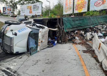 Rastra cargada de basura volcó en carretera a La Libertad  y deja un fallecido