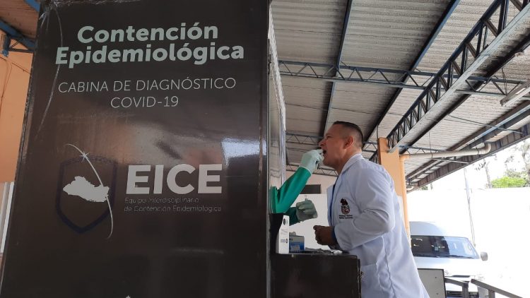 Para la toma de muestra el personal de salud aplica la técnica del hisopado nasofaringeo. Foto: Boris Lozano/DES