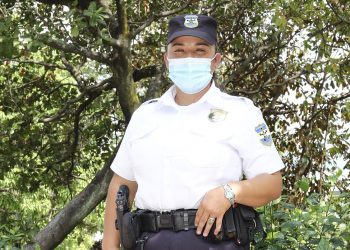 Nora divide su tiempo en ser madre y policía