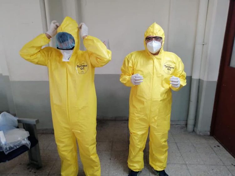 Durante el taller, los estudiantes aprendieron a utilizar trajes de protección para la atención de pacientes COVID-19. Fotos: Cortesía UES.