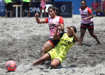 El turno de las chicas en la Liga de Fútbol Playa: La Barra de Santiago rompió la pita