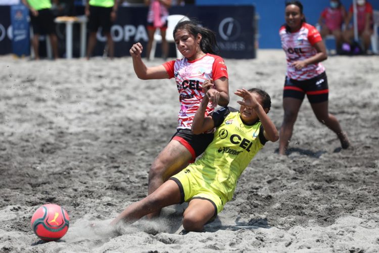 Los equipos Barra de Santiago y la Pita rompieron el hielo en el inicio de la Liga de Fútbol Playa Femenino, ganando los primeros 13 a 1. Foto Luis Umaña.