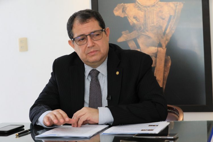 César González