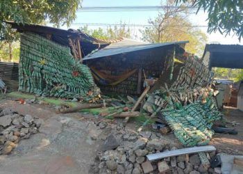 Conductor destruyó «La casita encantada» hecha de botellas