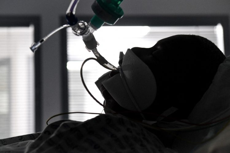 Las hospitalizaciones están al borde. Foto AFP.