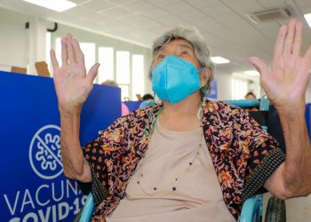 A sus casi 107 años, Blanca de Escobar recibió su segunda dosis contra la COVID-19