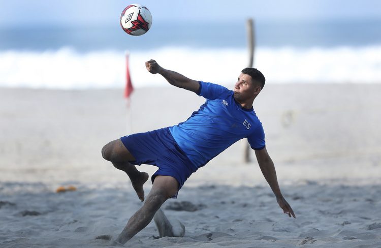 La clásica chilena en el fútbol playa por Agustín Ruiz. Foto DES
