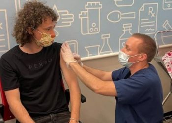 Luisito Comunica es vacunado contra la COVID-19 en Estados Unidos