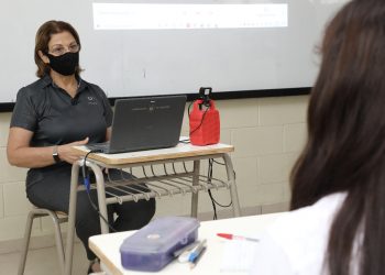 Ministra de Educación verifica clases semipresenciales en Quezaltepeque