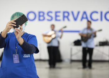 Profesionales de enfermería del megacentro disfrutaron de un dúo musical para festejar su día