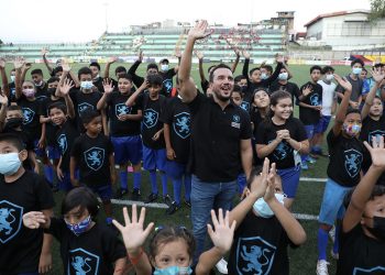 Niños de Zaragoza disfrutan un día de fútbol en el estadio Las Delicias