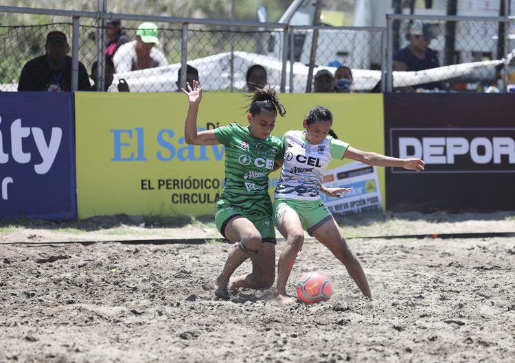 Las chicas del Espino se impusieron 3- 2 a las del Atlético Conchagua, en la jornada de la Liga de Fútbol Playa disputada en El Tamarindo, La Unión. Foto de David Martínez.