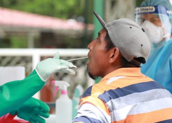 Ministerio de Salud realiza 500 pruebas PCR en el casco urbano de Tamanique y playa El Tunco