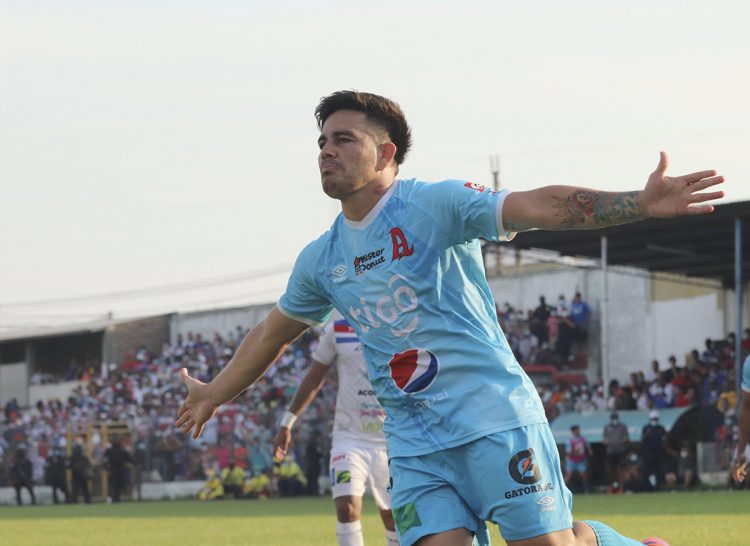 Rodolfo Zeleya, sigue mostrando su olfato goleador, ayer anotó el segundo gol ante Luis Ángel Firpo, en el juego de ida de las semifinales. Foto de Odir Arriola.