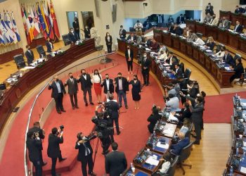 Juramentan comisión especial para investigar ONG de fachada