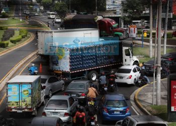 Tráfico colapsa por rastra atravesada sobre el bulevar Los Próceres