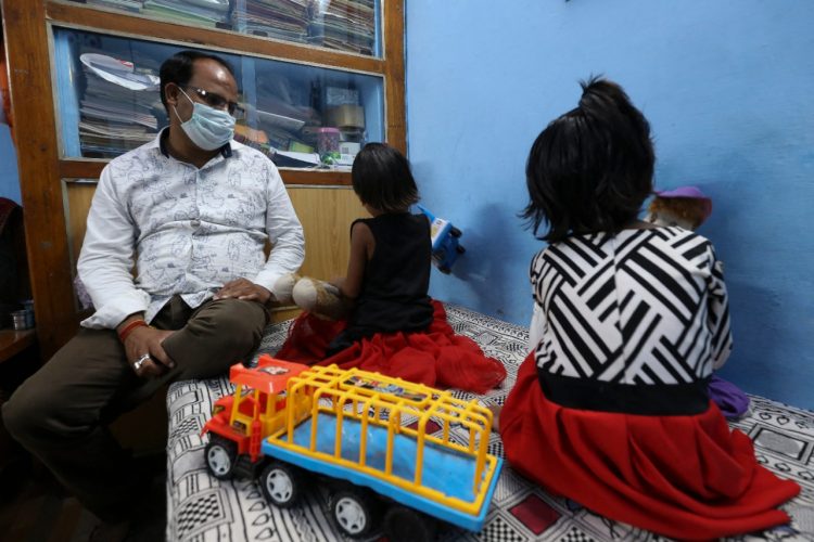 Tripti y Pari perdieron a sus padres debido a la pandemia por la COVID19 en India.  Foto AFP.