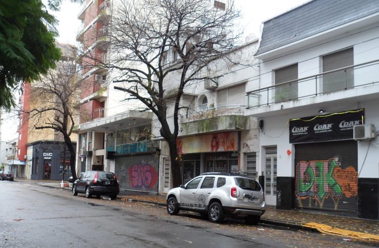 Confinamiento. A dos días del encierro, así luce una de las calles más comerciales en la ciudad de La Plata, en Buenos Aires, Argentina. Las autoridades buscan evitar la transmisibilidad.