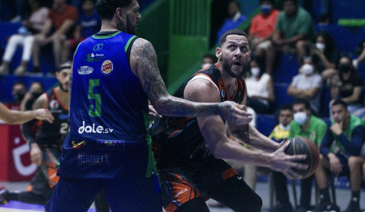 Santa Tecla tomó ventaja en el comienzo de la  final de la LMB al derrotar a San Salvador 97-93. Foto Diario El Salvador.