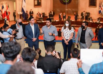 Agricultores acuden a la Asamblea para apoyar la aprobación de fideicomisos