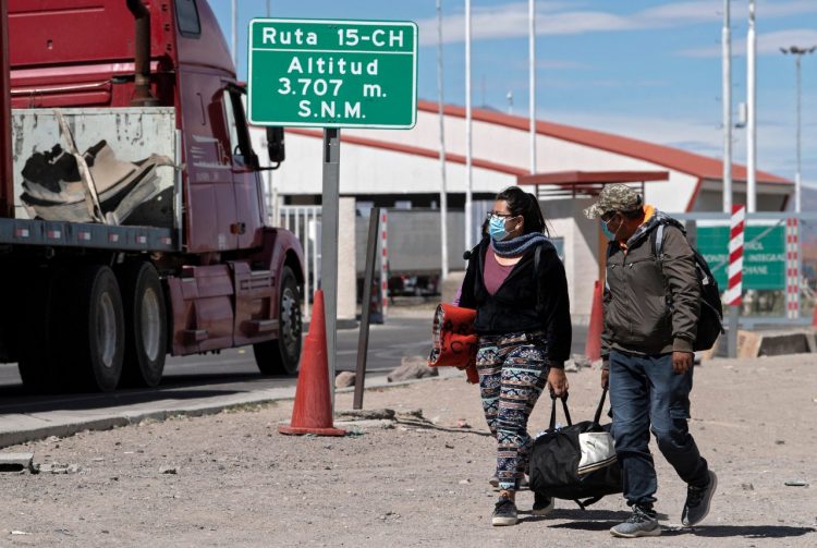 Medidas. Llenar formularios y someterse a cuarentenas son otras de las restricciones. Foto AFP.