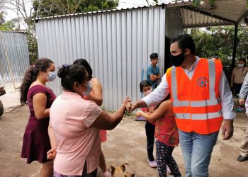 Alcalde de Santa Tecla realiza jornada de limpieza en el Mercado Central