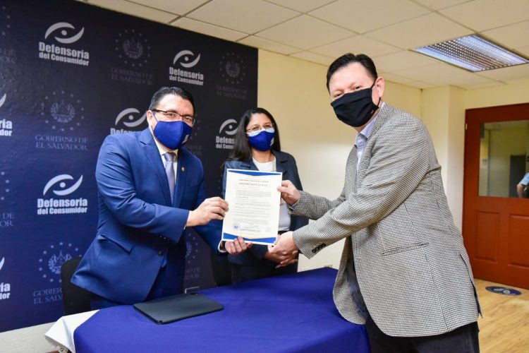 En total fueron siete empresas las que recibieron los
primeros sellos por parte de la Defensoría. Foto / Diario El Salvador.