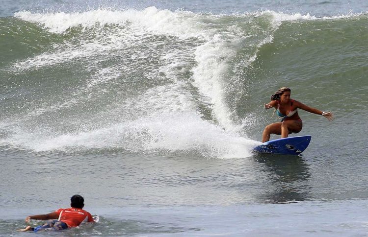 Surfistas de distintas nacionalidades se han dado cita en el país, para competir en el mundial de surf  que inicia hoy en las playas El Tunco y El Sunzal. Foto Diario El Salvador.