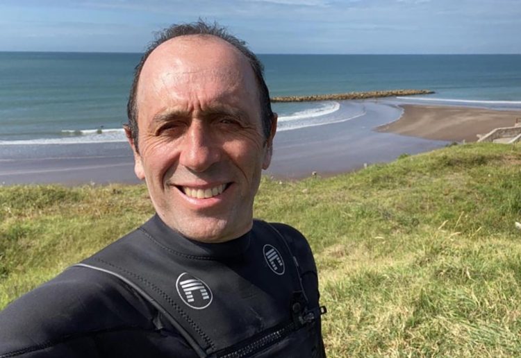 El presidente de la ISA, Fernando Aguerre, dijo que todo está listo para que se lleve a cabo el mundial de surf.  Foto de Diario El Salvador.