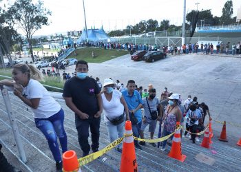 Largas filas en sector general en preventa de aficionados de Alianza