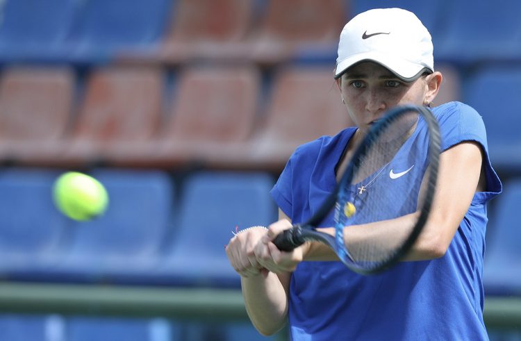 La tenusta nacional Matia Cristiani, interviene en el Torneo Internacional Juvenil ITF J5. Foto Húber Rosales.