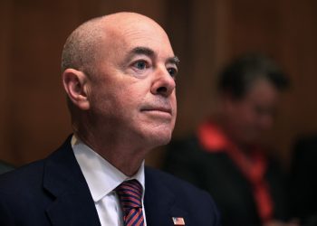 Mayorkas: Estados Unidos estudia emisión de pasaporte de vacunación a viajeros