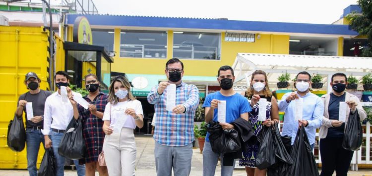 Fotos de diputado de Nuevas Ideas comprando en Variedades Génesis se vuelven vírales
