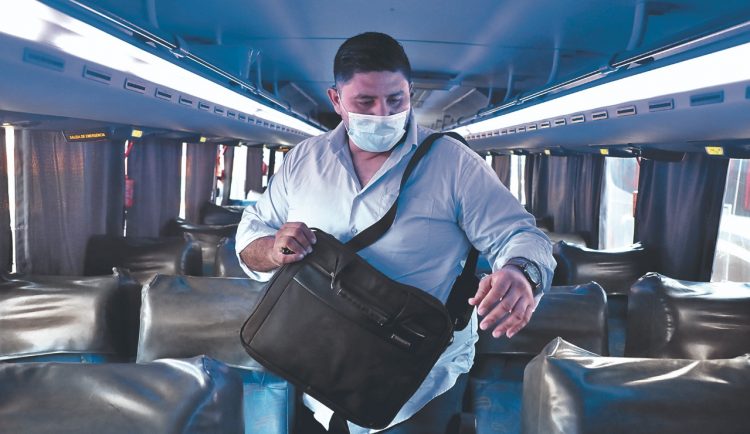 Habitual. El parlamentario está acostumbrado a movilizarse en bus, incluso lo hizo en campaña. Foto: Cortesía.