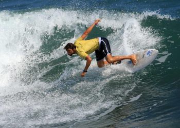 Bryan Pérez avanza con paso firme en el Surf City El Salvador ISA World Surfing Games 2021