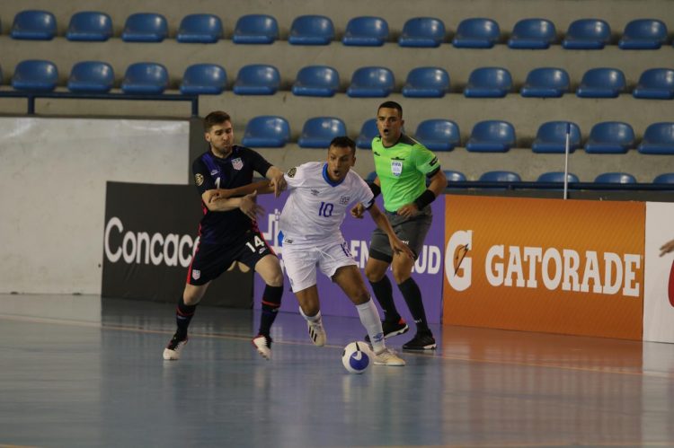 Acción durante el juego de la selección de El Salvador contra Estados Unidos. Foto cortesía Fedefut