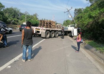 Choque entre rastra y pick up deja un lesionado en carretera Panamericana