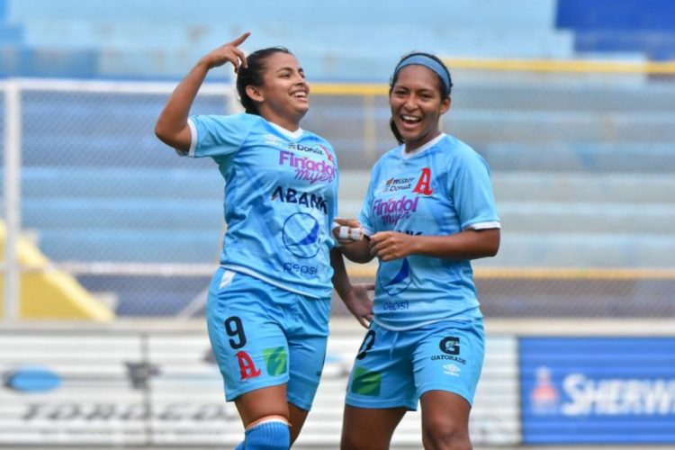 Las albitas bailaron a las pamperas en el estadio Cuscatlán. Foto twitter: @AlianzaWomen