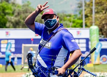Arquero Roberto Hernández se baña de oro en Colombia