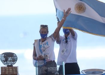 «El Salvador es un país con gente cálida y playas increíbles. Ya hasta me siento un poco salvadoreña»: Lucía Indurain, surfista argentina