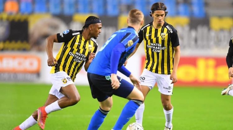 Enrico Dueñas en acción ante el campeón holandés Ajax. Foto Vitesse