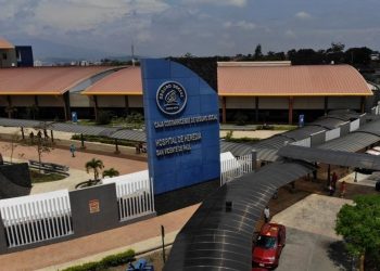 Consultas por la COVID-19 llevan al tope a un hospital estatal de Costa Rica: «Es doloroso tener que sacrificar la atención a otros pacientes»
