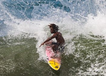 Los mejores surfistas del mundo destacan las olas de El Salvador en sus redes sociales